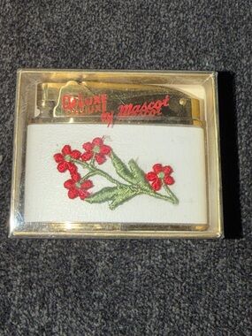 Vintage NOS 1950's Deluxe Mascot Brass Lightr White Cloth & Embroidered Flower